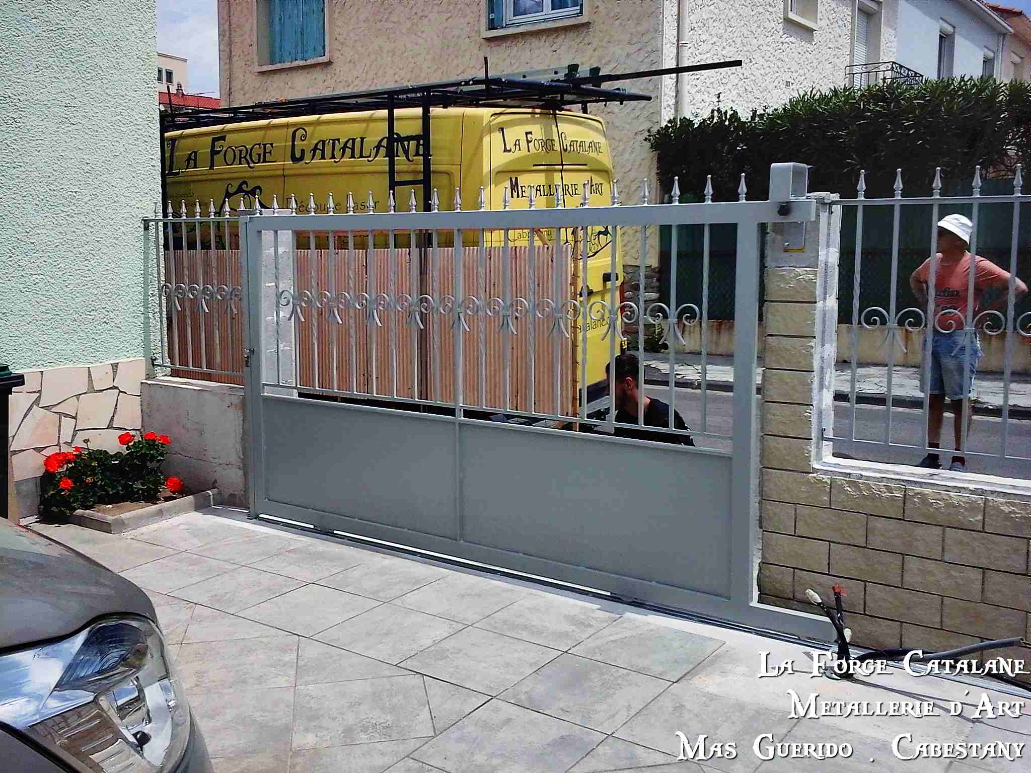 portail coulissant soubassement tole barreaudage droit torsade  volutes pointe de lance partie haute forge catalane.jpg